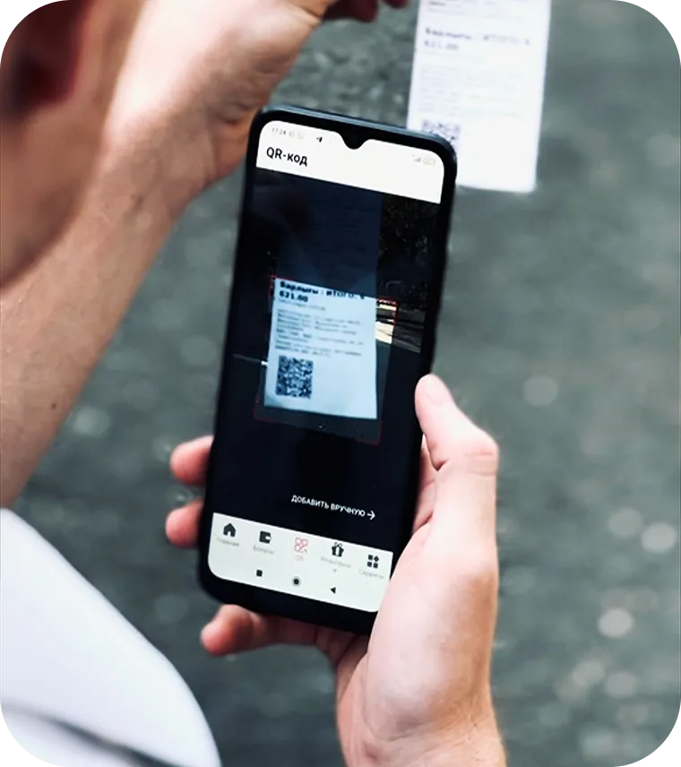 Пользователь сканирует чек на смартфоне